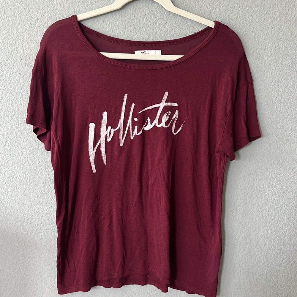 Hollister EUC T-shirt size S, burgundy, Hollister on front in white, loo…